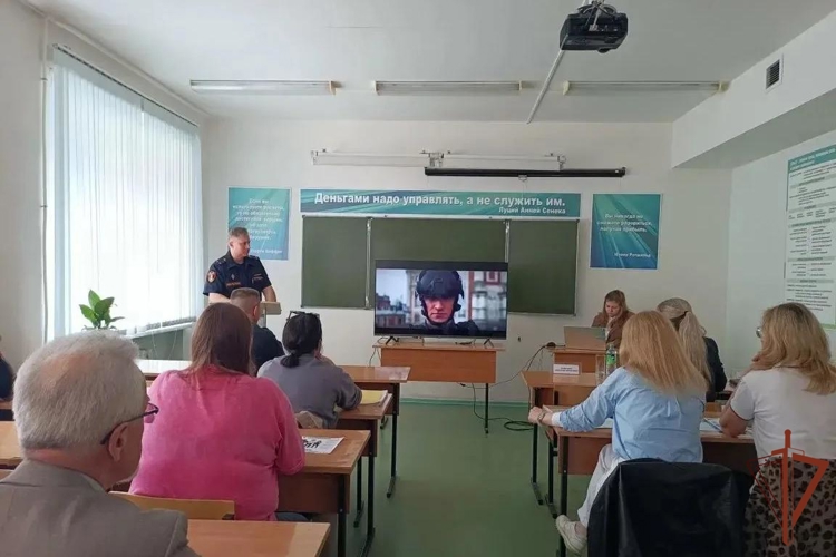 В Чебоксарах офицеры Росгвардии провели профориентационную встречу со студентами