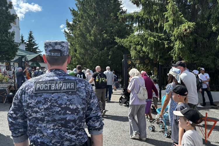 Росгвардейцы приняли участие в обеспечении общественной безопасности во время общегородского крестного хода в Чебоксарах