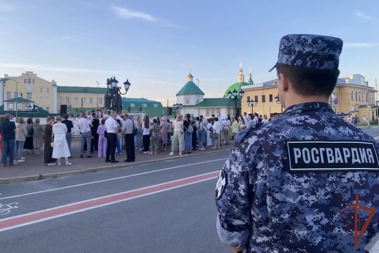 Сотрудники и военнослужащие Управления Росгвардии по Чувашской Республике обеспечили безопасность участников Всероссийского парада семьи в Чебоксарах 