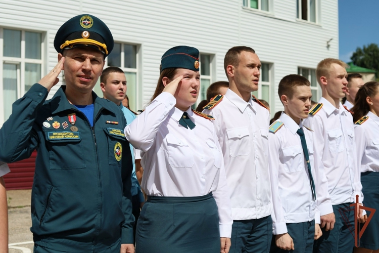 Полковник Андрей Спирёв поздравил выпускников Чебоксарского экономико‑технологического колледжа с завершением обучения