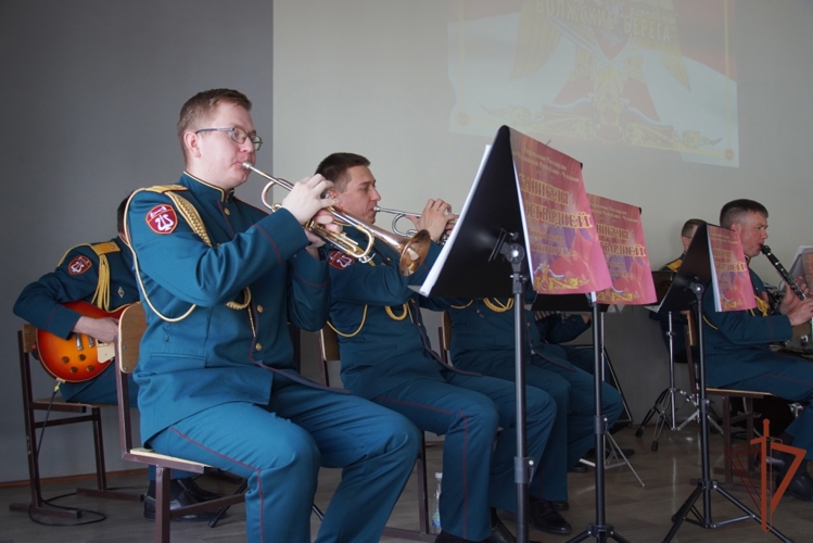 Лето с музыкой: военный оркестр «Волжские берега» подарил праздник чебоксарским школьникам