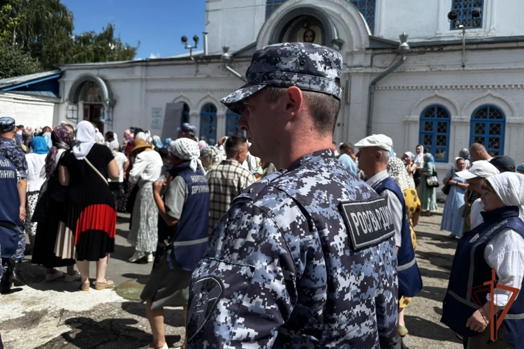 Росгвардейцы приняли участие в обеспечении общественной безопасности во время общегородского крестного хода в Чебоксарах