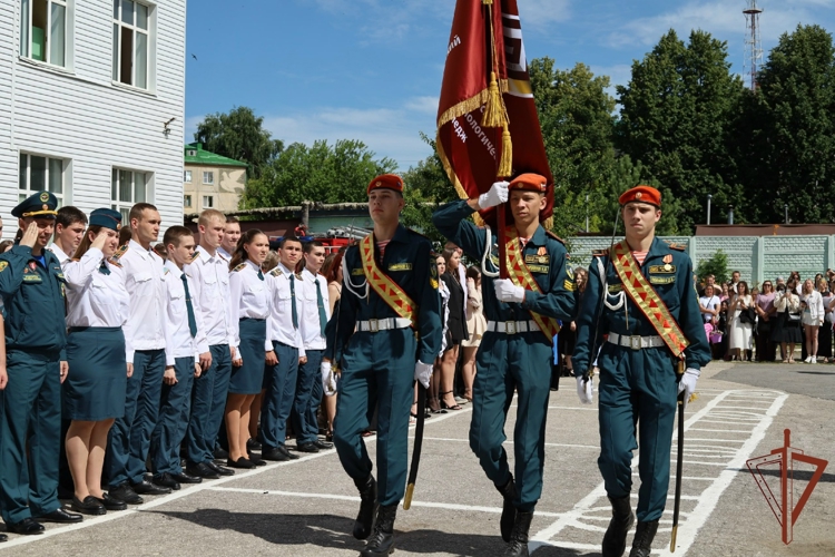 Полковник Андрей Спирёв поздравил выпускников Чебоксарского экономико‑технологического колледжа с завершением обучения