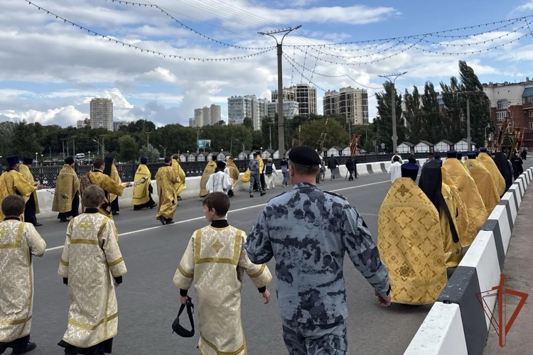 Сотрудники и военнослужащие Росгвардии обеспечили безопасность крестного хода в честь святителя Спиридона Тримифунтского в Чебоксарах