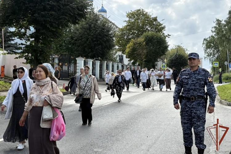 Сотрудники и военнослужащие Росгвардии обеспечили безопасность крестного хода в честь святителя Спиридона Тримифунтского в Чебоксарах