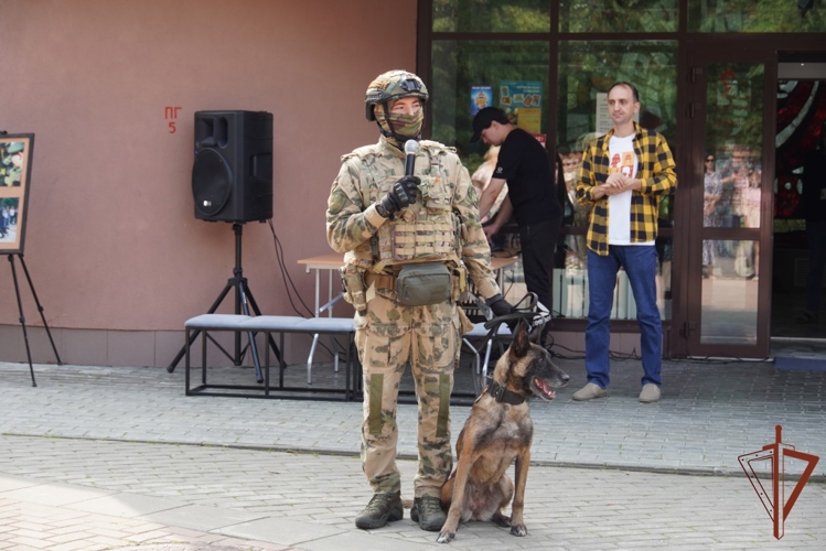 В Чебоксарах кинолог Росгвардии принял участие в празднике, посвященном Дню фронтовой собаки