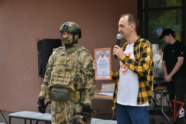В Чебоксарах кинолог Росгвардии принял участие в празднике, посвященном Дню фронтовой собаки