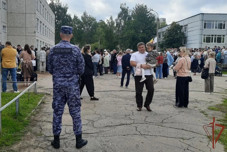 В Чувашии сотрудники Росгвардии обеспечили безопасность торжественных мероприятий, посвященных Дню знаний 