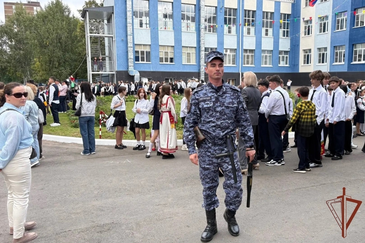В Чувашии сотрудники Росгвардии обеспечили безопасность торжественных мероприятий, посвященных Дню знаний 