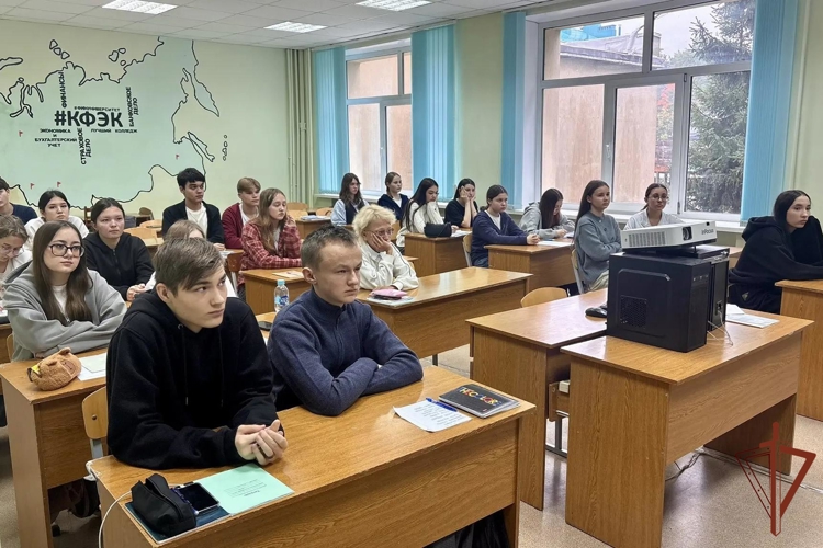 В Канаше офицер регионального управления Росгвардии рассказал студентам о службе