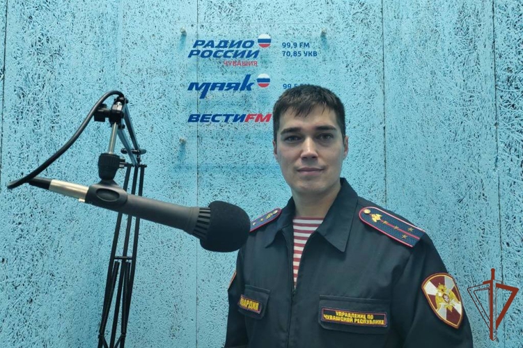 Офицер Росгвардии рассказал радиослушателям Чувашии о добровольной сдаче незарегистрированных предметов вооружения