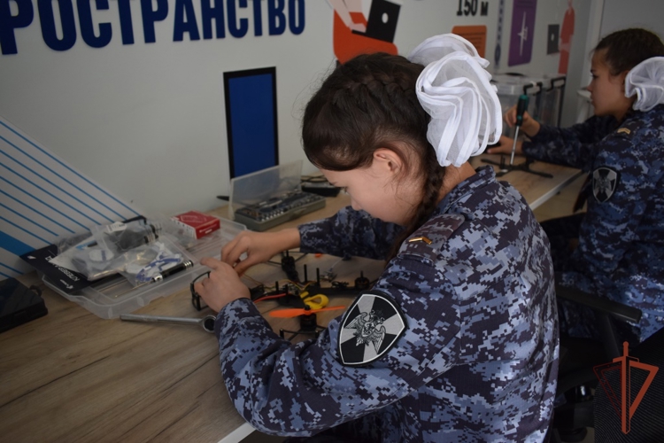 Сотрудники Управления Росгвардии по Чувашской Республике приняли участие в открытии класса БПЛА в 65-й средней школе города Чебоксары