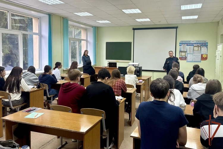 В Канаше офицер регионального управления Росгвардии рассказал студентам о службе