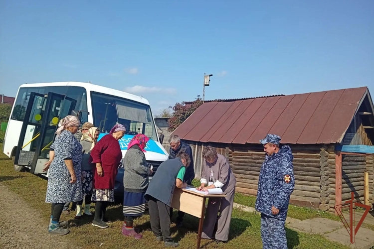 Сотрудники и военнослужащие Управления Росгвардии по Чувашской Республике обеспечили правопорядок в единый день голосования