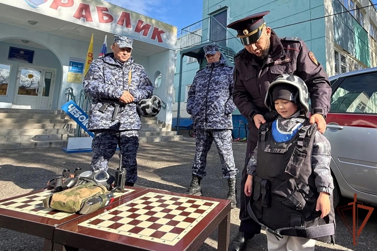 Сотрудник Росгвардии провёл урок безопасности для воспитанников чебоксарского детского сада