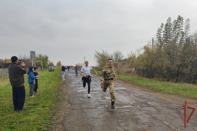 В Чувашии память военнослужащего Росгвардии почтили традиционной легкоатлетической эстафетой