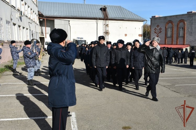 Военный оркестр Управления Росгвардии по Чувашской Республике обеспечил музыкальное сопровождение строевого смотра личного состава регионального МВД 