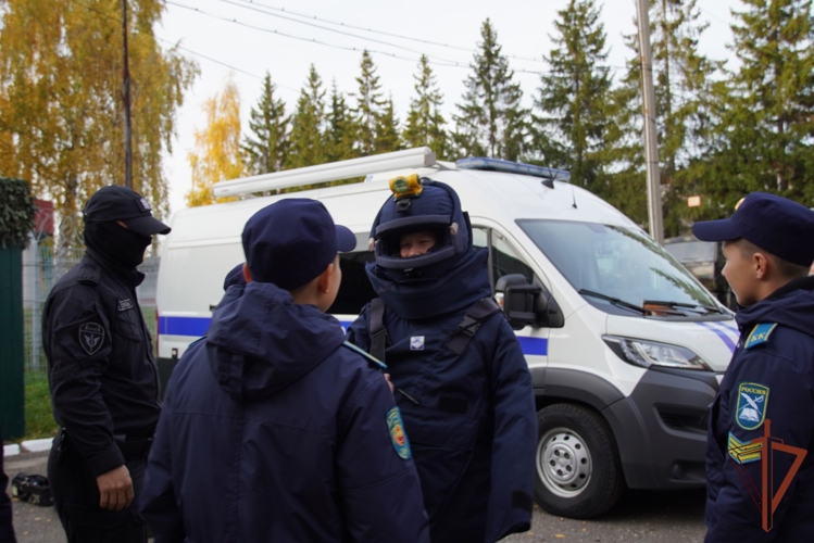 «Один день с Росгвардией»: кадеты познакомились со службой в ОМОН «Сувар»