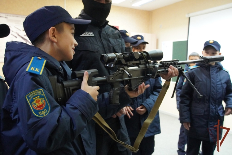 «Один день с Росгвардией»: кадеты познакомились со службой в ОМОН «Сувар»