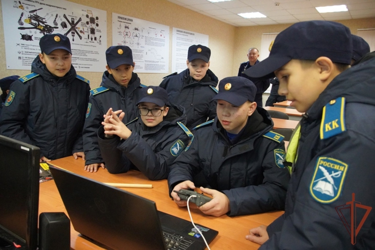 «Один день с Росгвардией»: кадеты познакомились со службой в ОМОН «Сувар»