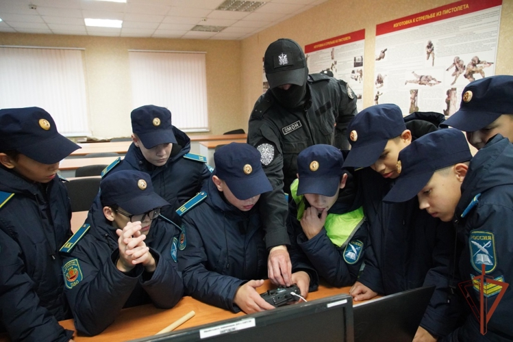 «Один день с Росгвардией»: кадеты познакомились со службой в ОМОН «Сувар»