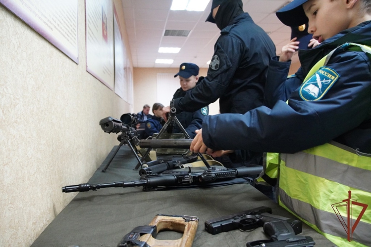 «Один день с Росгвардией»: кадеты познакомились со службой в ОМОН «Сувар»