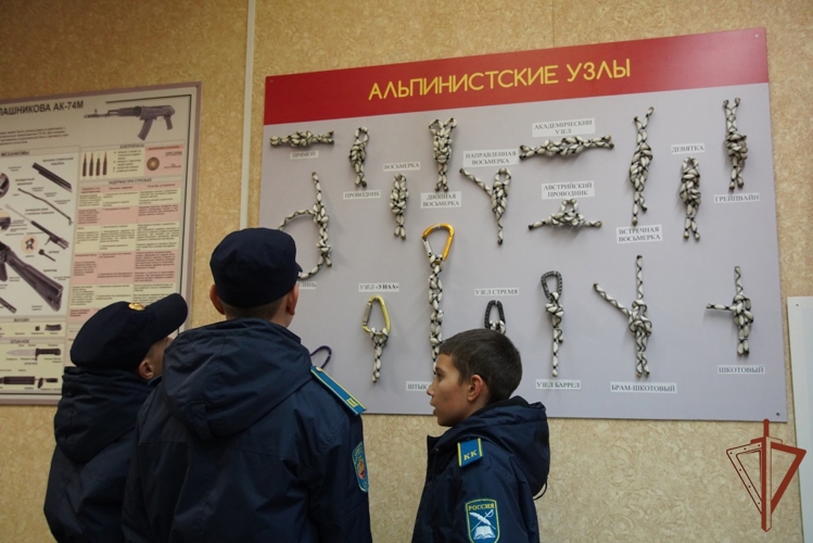 «Один день с Росгвардией»: кадеты познакомились со службой в ОМОН «Сувар»