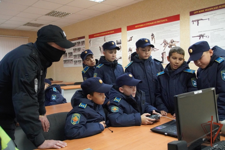 «Один день с Росгвардией»: кадеты познакомились со службой в ОМОН «Сувар»