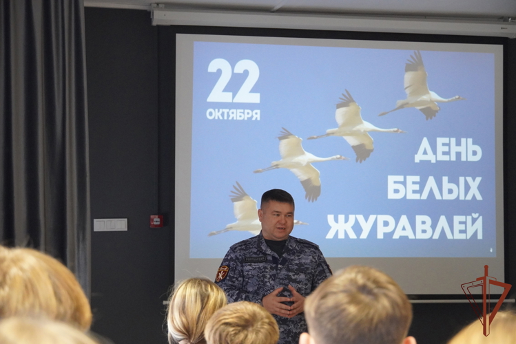 Офицер Управления Росгвардии по Чувашской Республике встретился со школьниками в Праздник белых журавлей