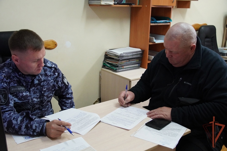 В Чебоксарах офицеры регионального управления Росгвардии передали очередную партию оружия в зону СВО