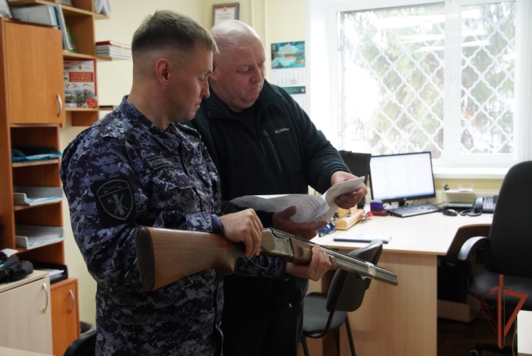 В Чебоксарах офицеры регионального управления Росгвардии передали очередную партию оружия в зону СВО