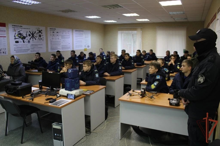 Кадеты из Чебоксар увидели, как живут и служат бойцы ОМОН «Сувар»