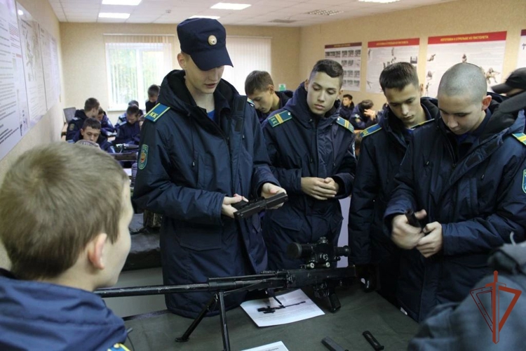 Кадеты из Чебоксар увидели, как живут и служат бойцы ОМОН «Сувар»