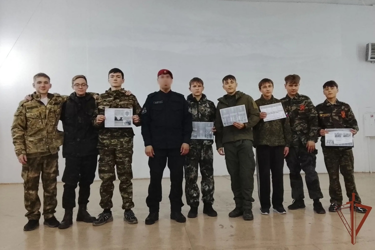Сотрудник ОМОН «Сувар» встретился с курсантами центра «АВАНГАРД»