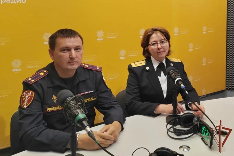 На Национальном радио Чувашии представители региональных управлений Росгвардии и ФСБ обсудили вопросы оборота оружия (видео)