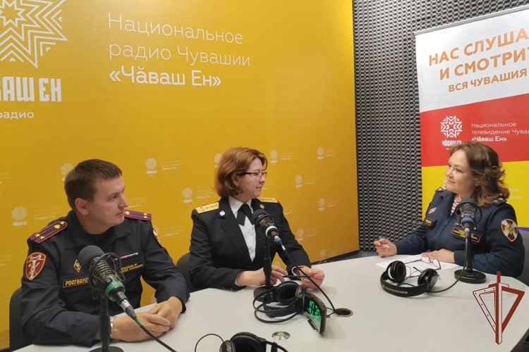 На Национальном радио Чувашии представители региональных управлений Росгвардии и ФСБ обсудили вопросы оборота оружия (видео)